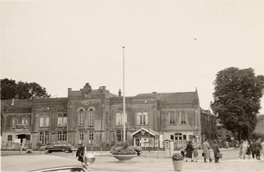 <p>Voorgevel van het Oude en Nieuwe Gasthuis op een foto uit 1950. [NL-ZuRAZ0507_0001_0656]</p>
